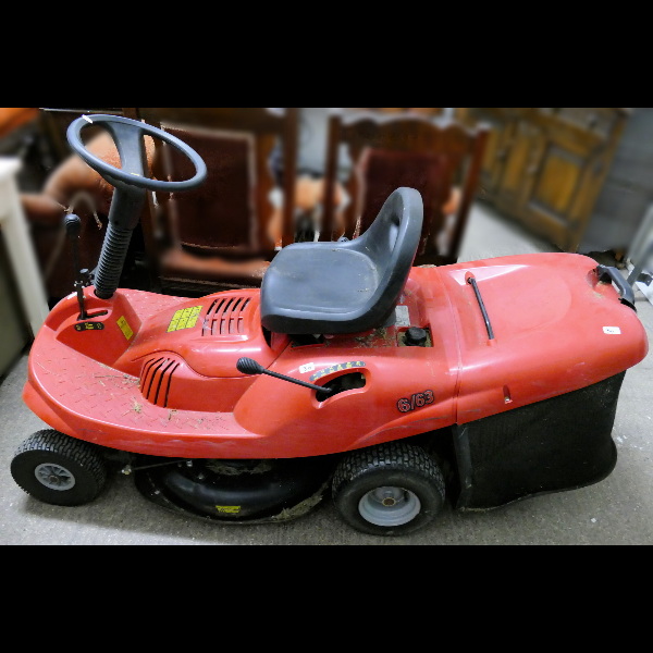 A Champion 6/63 ride-on mower with grass box