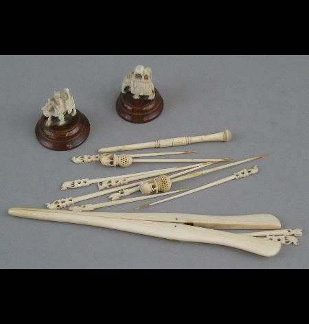 A 20th Century small pair of ivory carvings